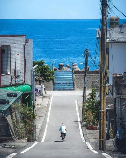 寧靜的海岸小部落有著直通海洋的道路...