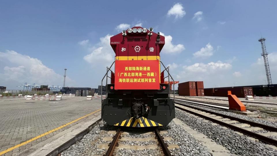 首趟“北部灣—西藏”鐵海聯運班列開行...