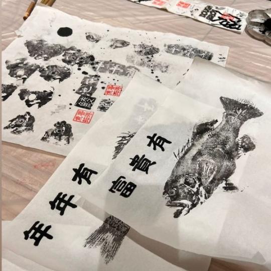 以真魚當畫筆的繪畫藝術...
