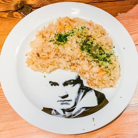 美味炒飯、義大利麵都變歷史人物的頭髮啦...
