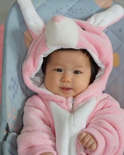 鍾嘉欣去年誕下第三胎小女兒...