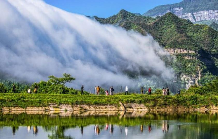中国重庆市南川区金佛山东麓出现云瀑景观...