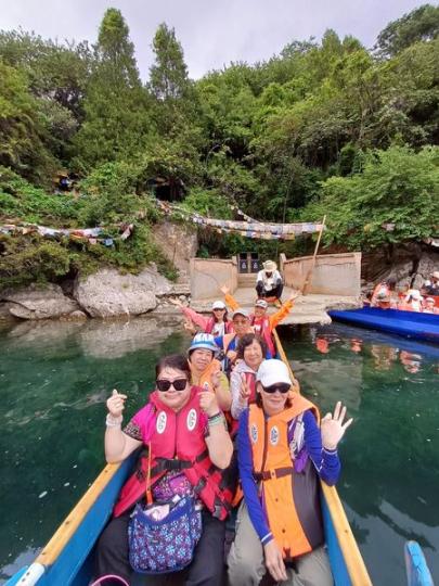 瀘沽湖坐船去里霧比島......