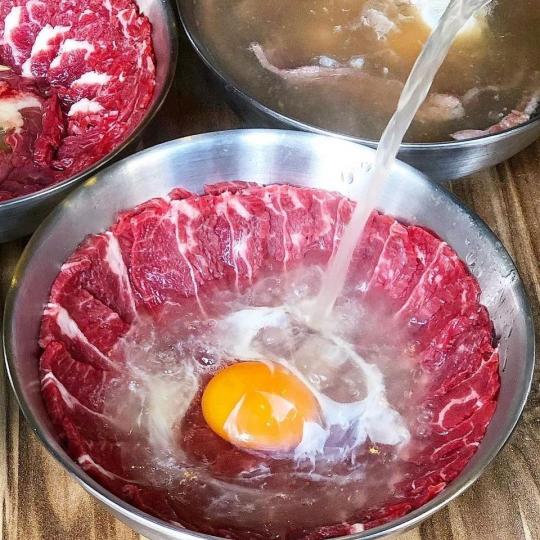 淋上蔬果大骨湯，鮮紅牛肉瞬間變色...