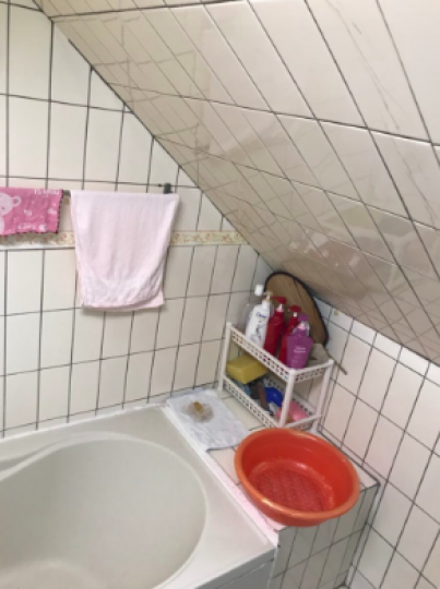 鄉下老房子「浴室在樓梯底下」又窄又麻煩...