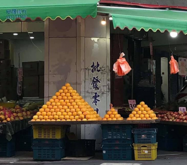 整齊到不敢該如何下手...水果攤驚見「3座椪柑金字塔」...