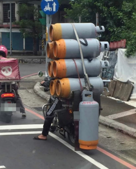 馬路上撞見「機車狂綁8桶瓦斯」畫面超驚人...