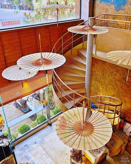 日式咖啡廳中的紙傘旋轉樓梯超級夢幻...