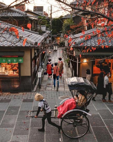走在京都的街道上，那美麗又古典的氣質街道...