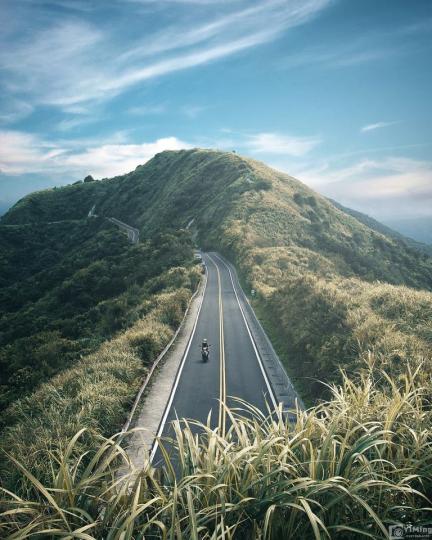 因山巒美景聞名的不厭亭，這唯美的寂寞公路視野...