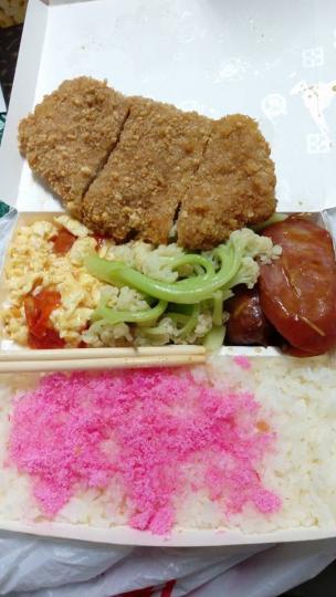 打開便當發現「白飯灑粉色粉末」秒愣住...