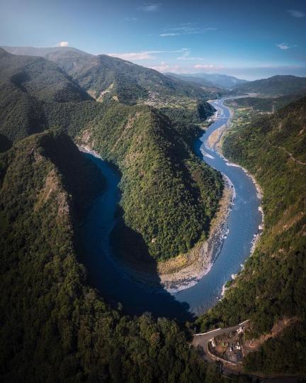 有著大曲流又形狀像極土虱的溪流...