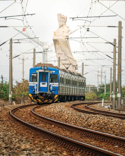 火車畫面搭配媽祖的神像...