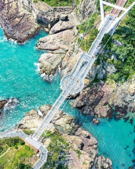 連接島嶼的「絕美海景大橋」！被大海包圍「還能賞360度無人島視野」...