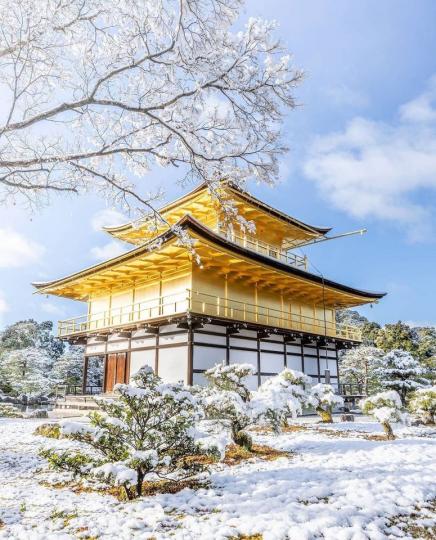 金閣寺本就超壯觀，配上下雪的唯美雪景...