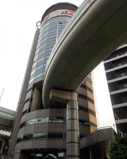 高速公路「直接開進辦公大樓」乍看好可怕...