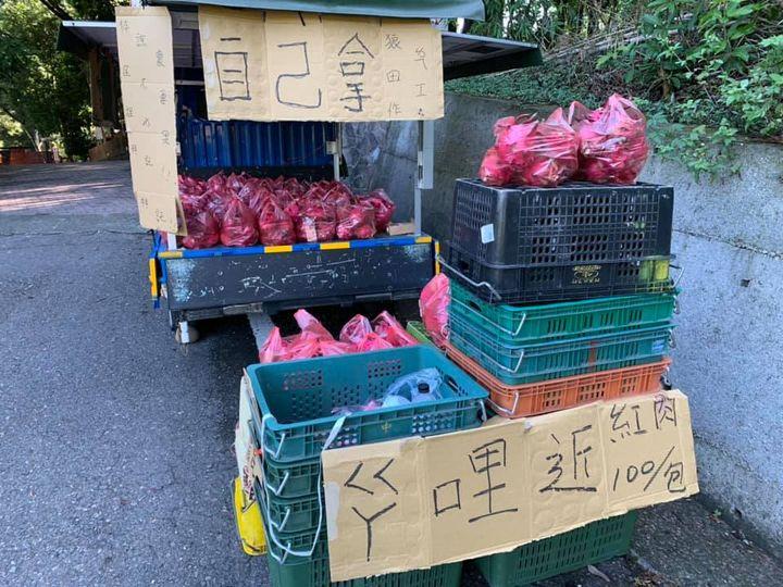 在田裡工作走不開...老闆貨車擺滿火龍果「一袋100讓客人自己拿」...
