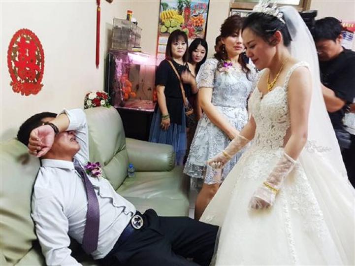 女兒出嫁拜別父母「鐵漢爸直接哭倒在沙發」...