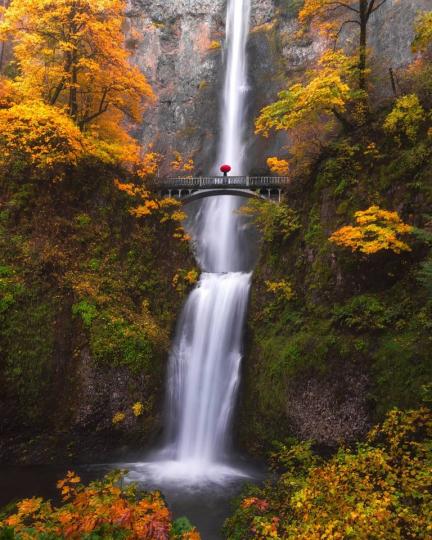 美國俄勒岡的馬特諾瑪瀑布 (Multnomah Falls)...