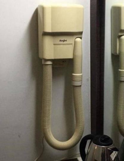 飯店牆上發現「沒看過的神秘電器」...