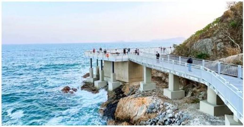 吹吹海風散散步，為夏夜帶來一絲清涼氣息...