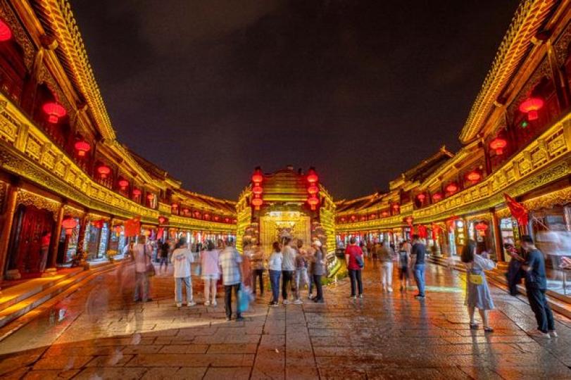 古城水街水巷燈火璀璨，水上槳聲燈影，歌聲陣陣，漫步台兒莊古城...