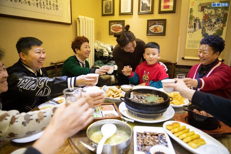 1月24日，在黑龍江哈爾濱市道裏區老廚家中央大街店，人們聚餐慶祝佳節...