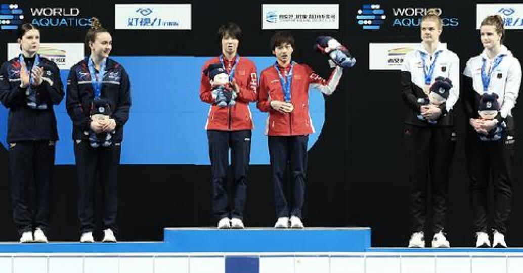 Chinese duo, Olympic champions Chen Yuxi/Quan Hongchan take the first gold medal in women's synchron... Chinese duo, Olympic champions Chen Yuxi/Quan Hongchan take the first gold medal in women's synchron...