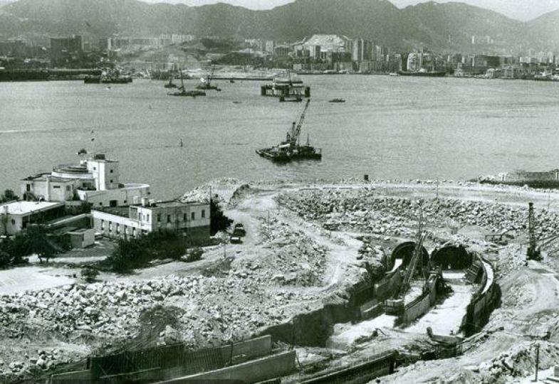 兩岸都沙塵滾滾.......