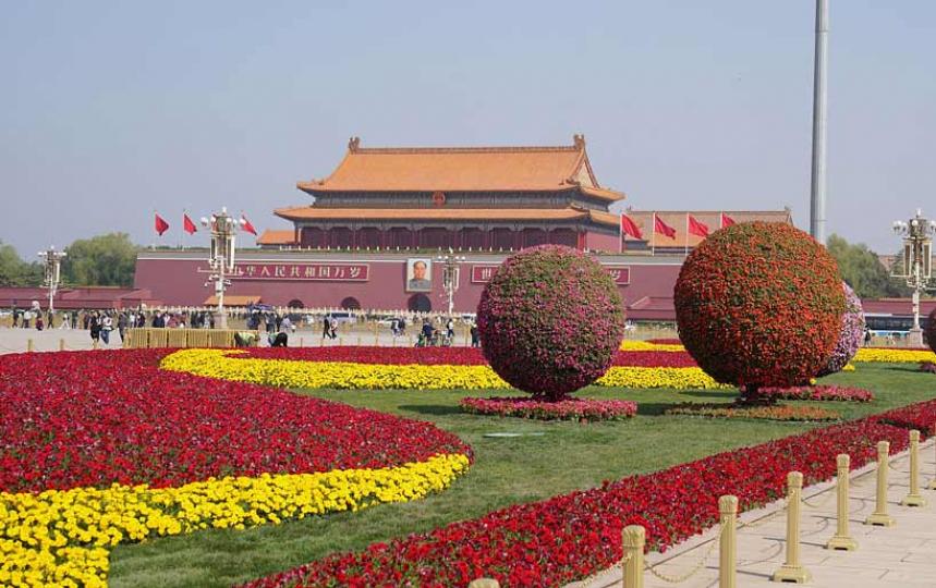 北京天安門：28萬株花卉迎“五一”假期...