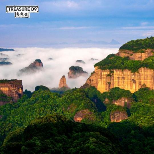 震撼的靚景就係登上丹霞山頂時睇到...