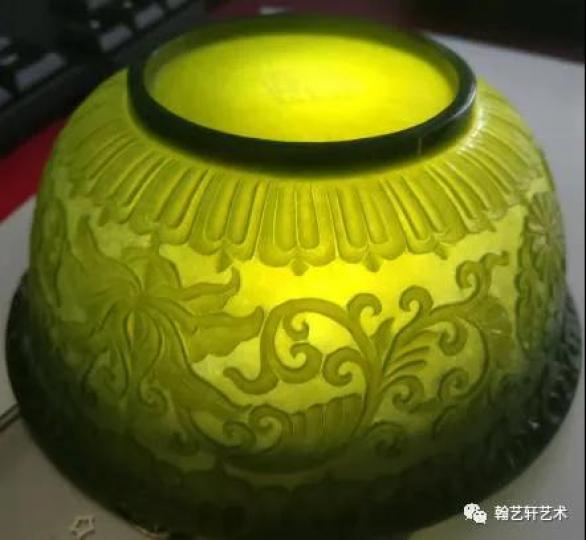 簿胎玉器輕巧秀麗,簿
如蟬翼,亮如琉璃,2014
年保利拍賣會這隻簿
胎梅花玉碗拍出65.6
萬美元...