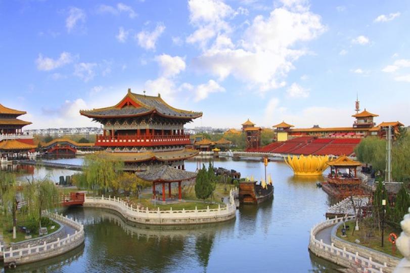 名畫《清明上河圖》為藍本的仿古文化主題公園...