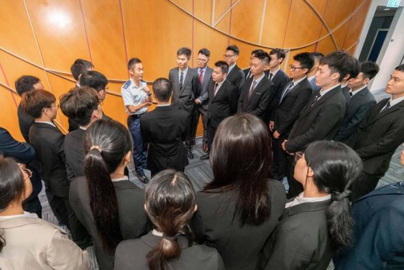 頒發學警委任信.......