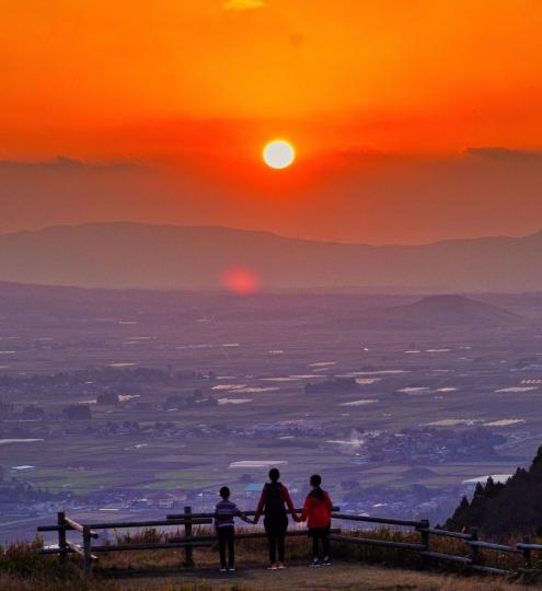 夕陽金黃的落日伴隨著渲染紅黃的天色，一家人牽手慢慢欣賞這完美的大自然傑作...