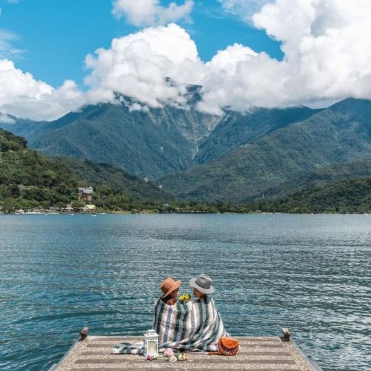 宛如在阿爾卑斯山的湖泊旁野餐，浪漫湖畔竟然就在台灣...