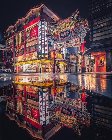 夜晚來臨，中華街的燈光在路面反射下，上下呈現出如詩如畫的畫面...