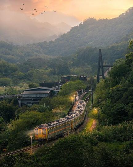 霞光映照著車站周圍的山頭...