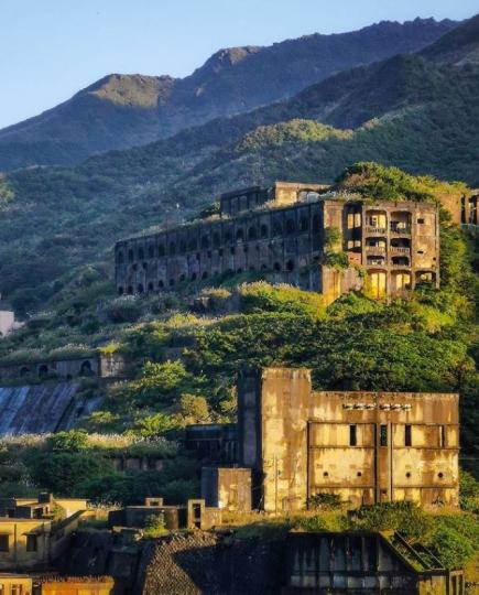 彷彿將宮崎駿動畫搬入現實，恍若遺世的天空之城遺跡...