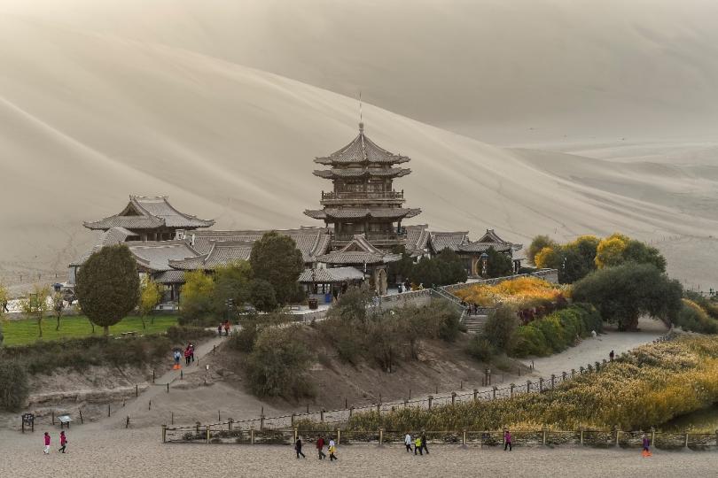 【人文自然奇景：甘肅鳴沙山月牙泉】圖／甘肅酒泉敦煌鳴沙山月牙泉，鳴月閣（攝：  柯炳鐘/CTPphoto）...