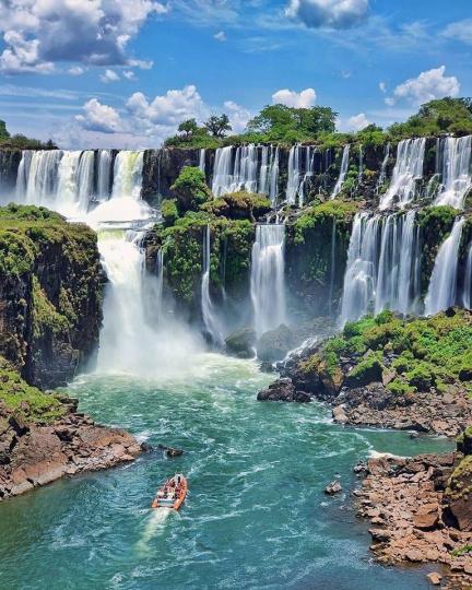 橫跨阿根廷跟巴西邊界的伊瓜蘇瀑布（Iguazu Falls）是世上最寬的瀑布...