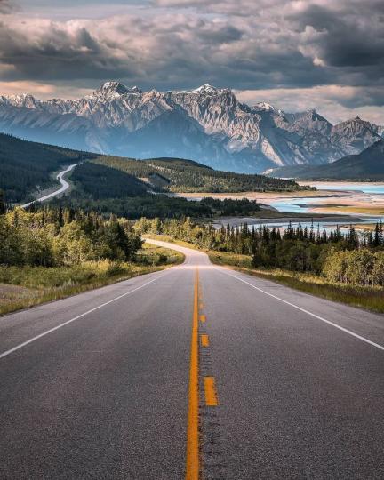 筆直公路通往加拿大亞伯拉罕湖（Abraham Lake）...
