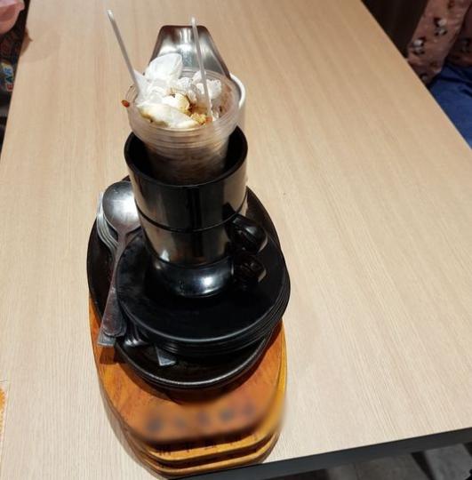 牛排店客人「收完餐桌才離開」...