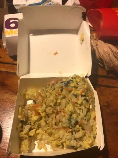 明明點漢堡「打開竟是炒飯」...