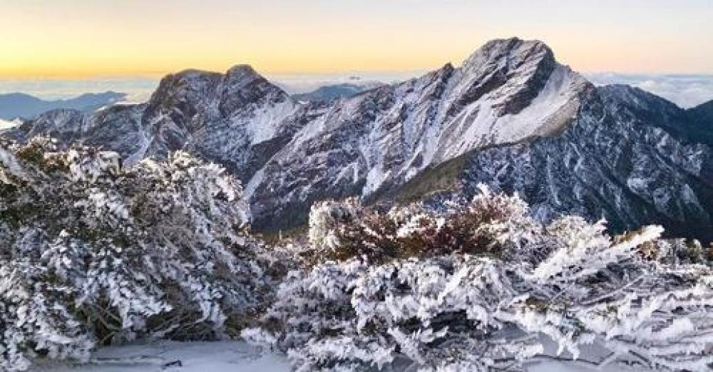 這幾天真的好冷
🥶玉山也出現了浪漫雪國景色...