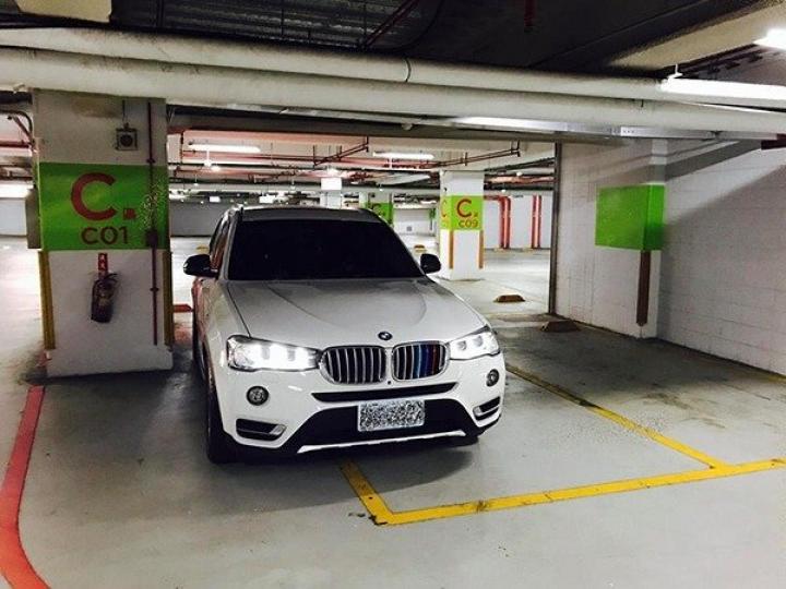 老公停車「超出半截停車格」被老婆笑技術差...
