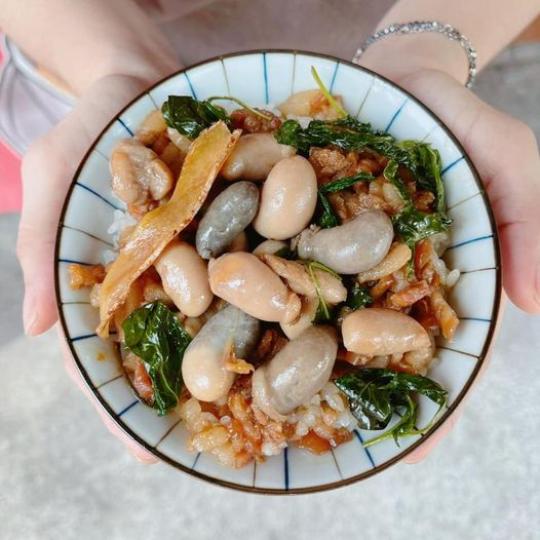 香氣四溢的三杯雞佛滷肉飯必嚐...