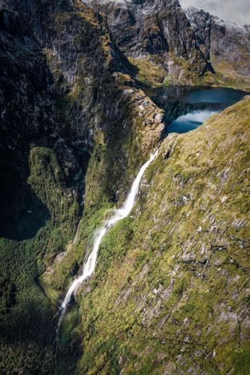 紐西蘭的絕美山頂瀑布......