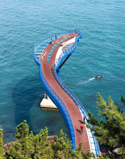 流線型的天空觀海步道...