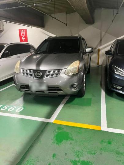停車場「隔壁車子停歪」她嫌技術差...